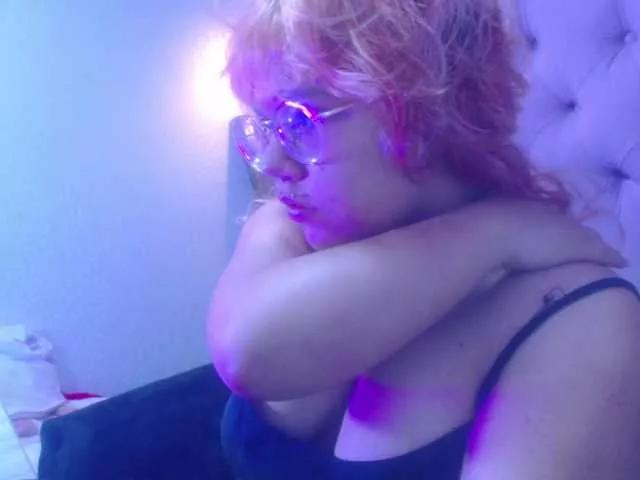 LazyCinna on BongaCams 