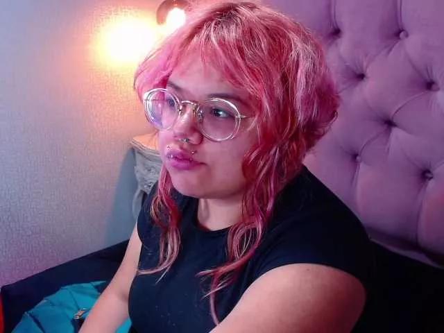 LazyCinna on BongaCams 