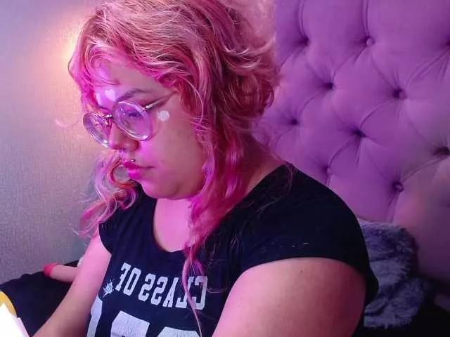 LazyCinna on BongaCams 