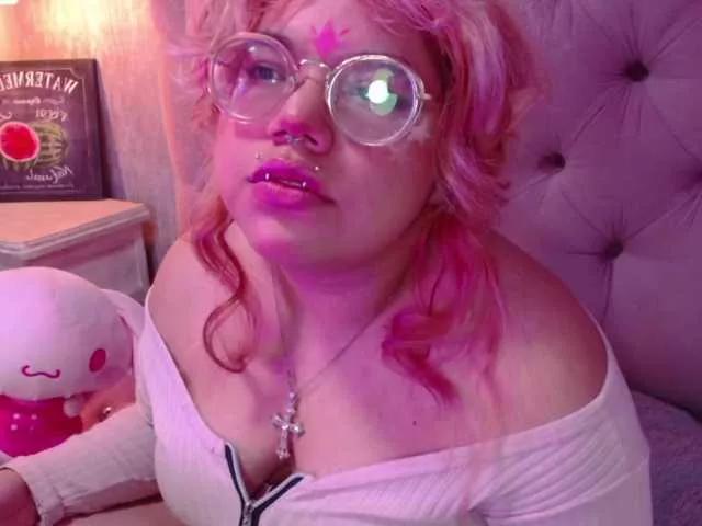 LazyCinna on BongaCams 