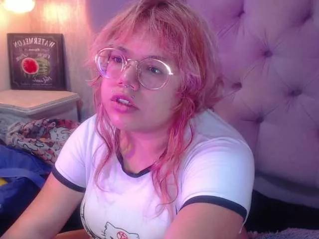 LazyCinna on BongaCams 